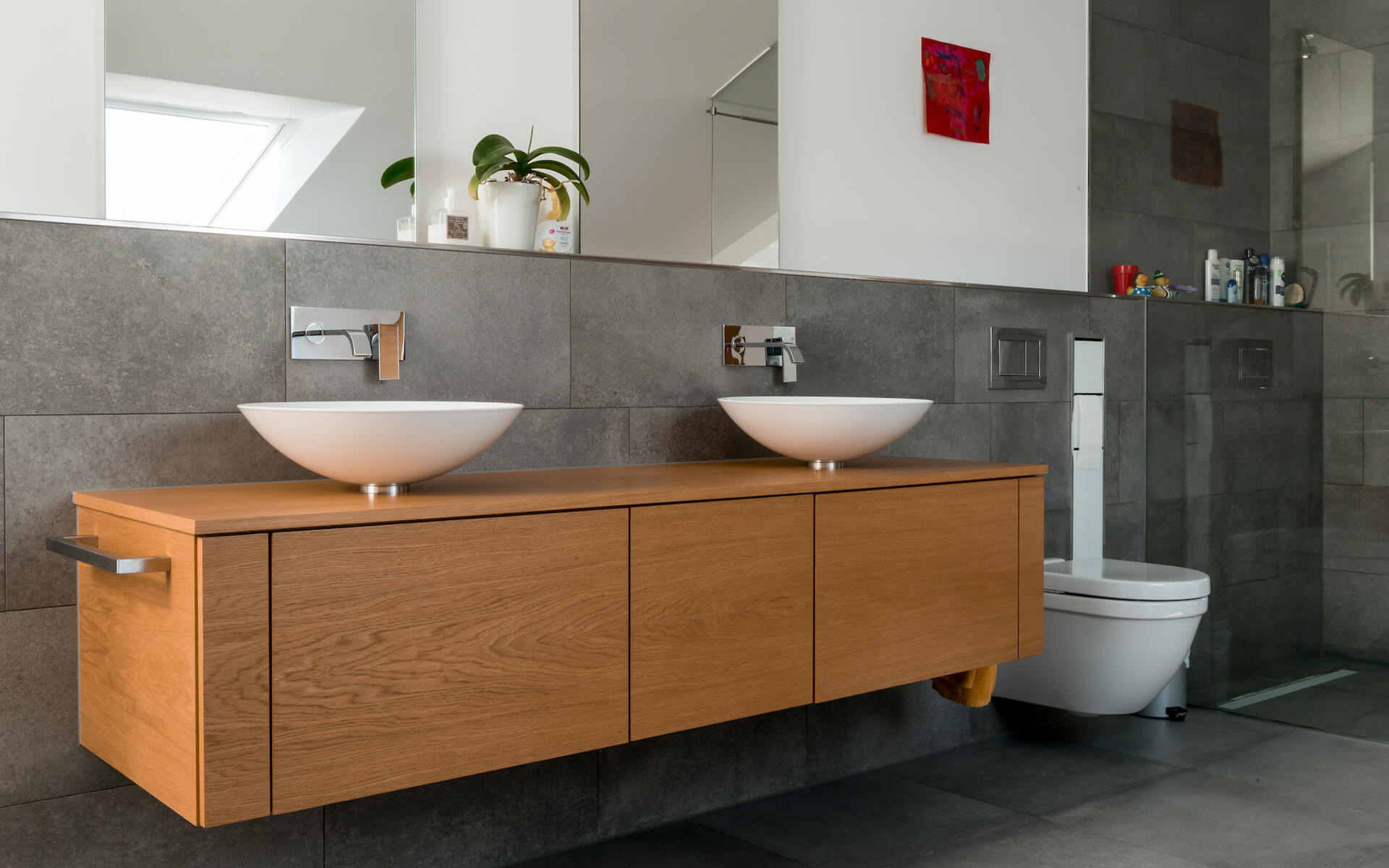 Badezimmer in Eiche Natur mit wandhängenden Schränken