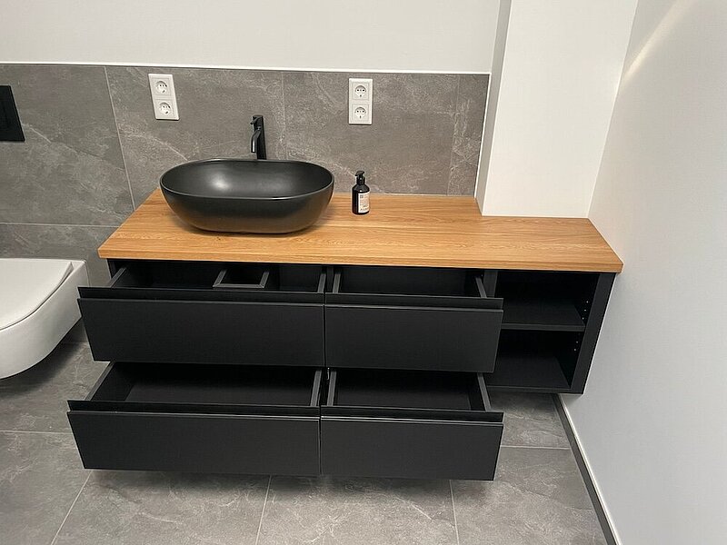 Badmöbel vom Tischler mit einer Platte aus massiver Eiche