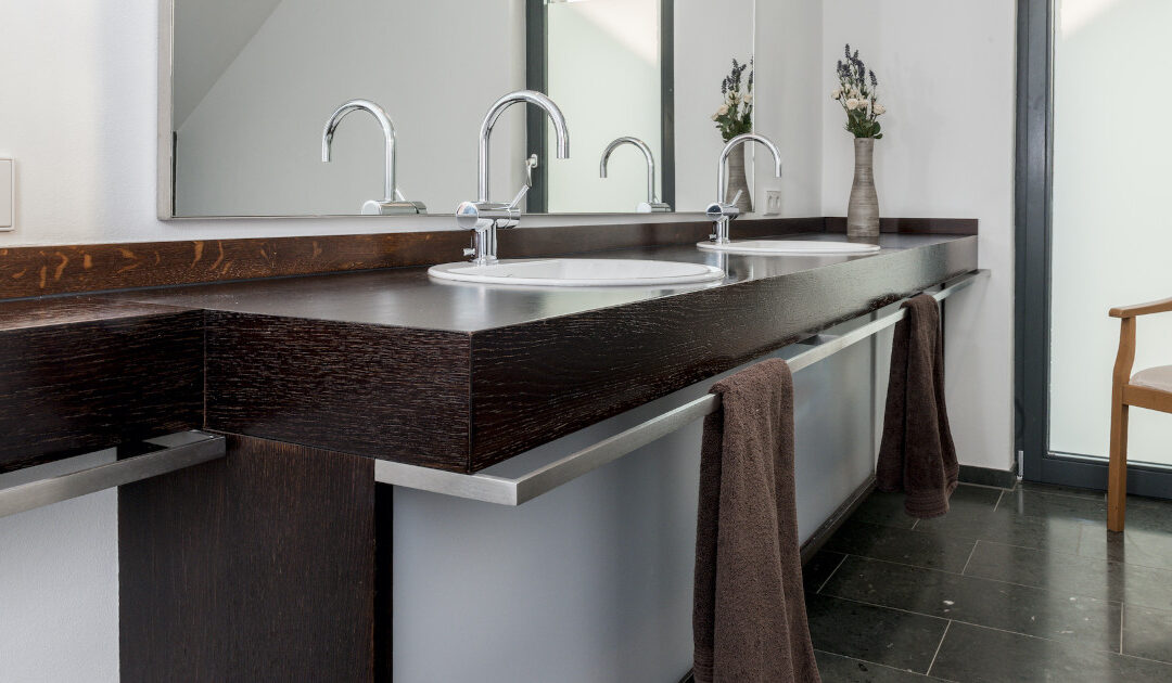 Badezimmer in geschmackvoller Wenge und Weißlack