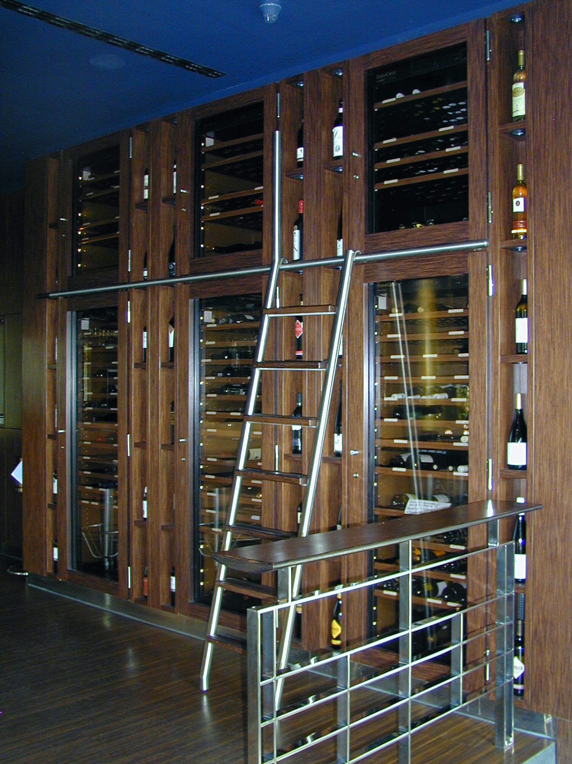 Hotel-Bar mit Sitznischen aus rotem Kunstleder