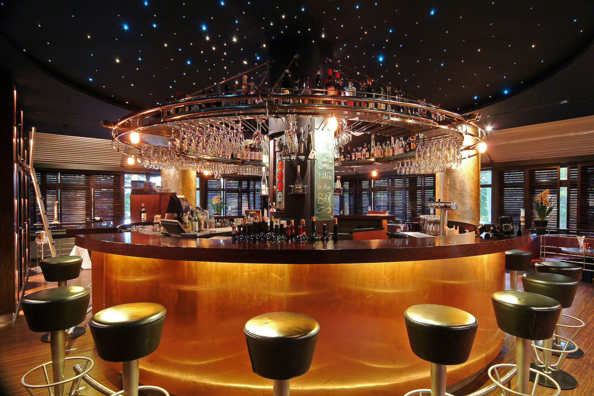 Hotel-Bar mit Theke aus Wenge-Holz, Kupferblech und beleuchtetem Sternenhimmel