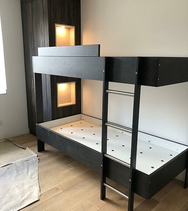 Bezugsfertiges Zimmer mit maßgefertigtem Bett und Schrank