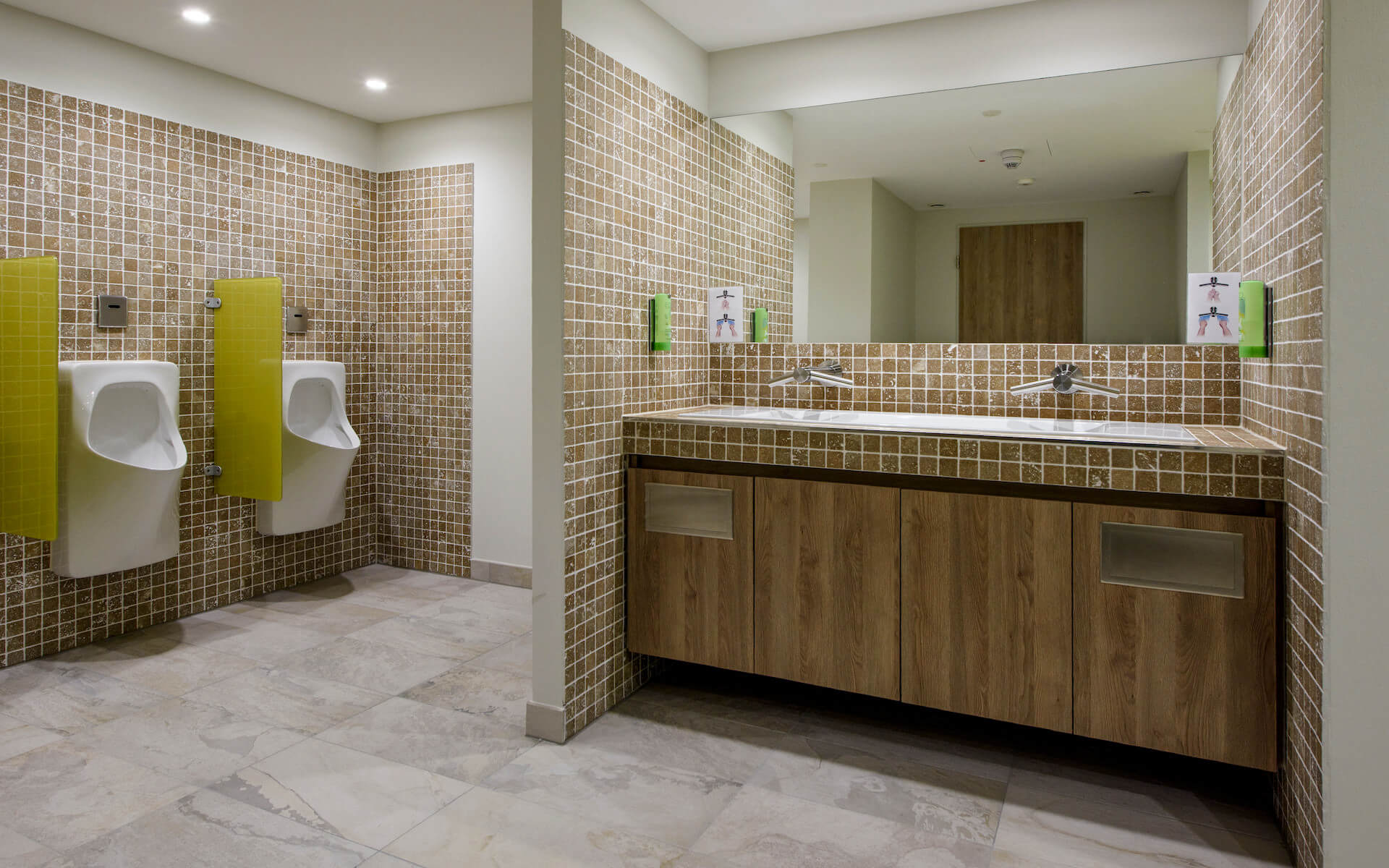 Toilettenanlage eines Wellnessbereichs mit grünen WC-Trennwänden