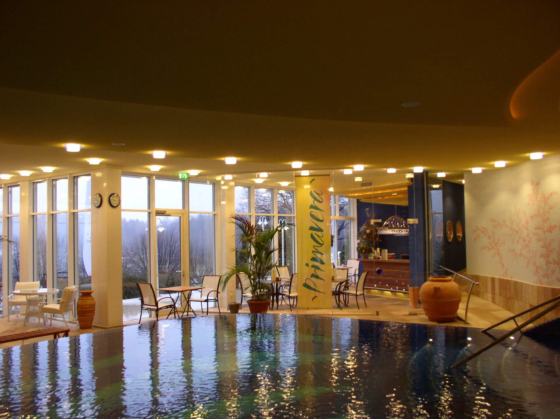 Schwimmbadbereich des Vitalia Klinik Hotels mit Schiffsboden aus Teakholz