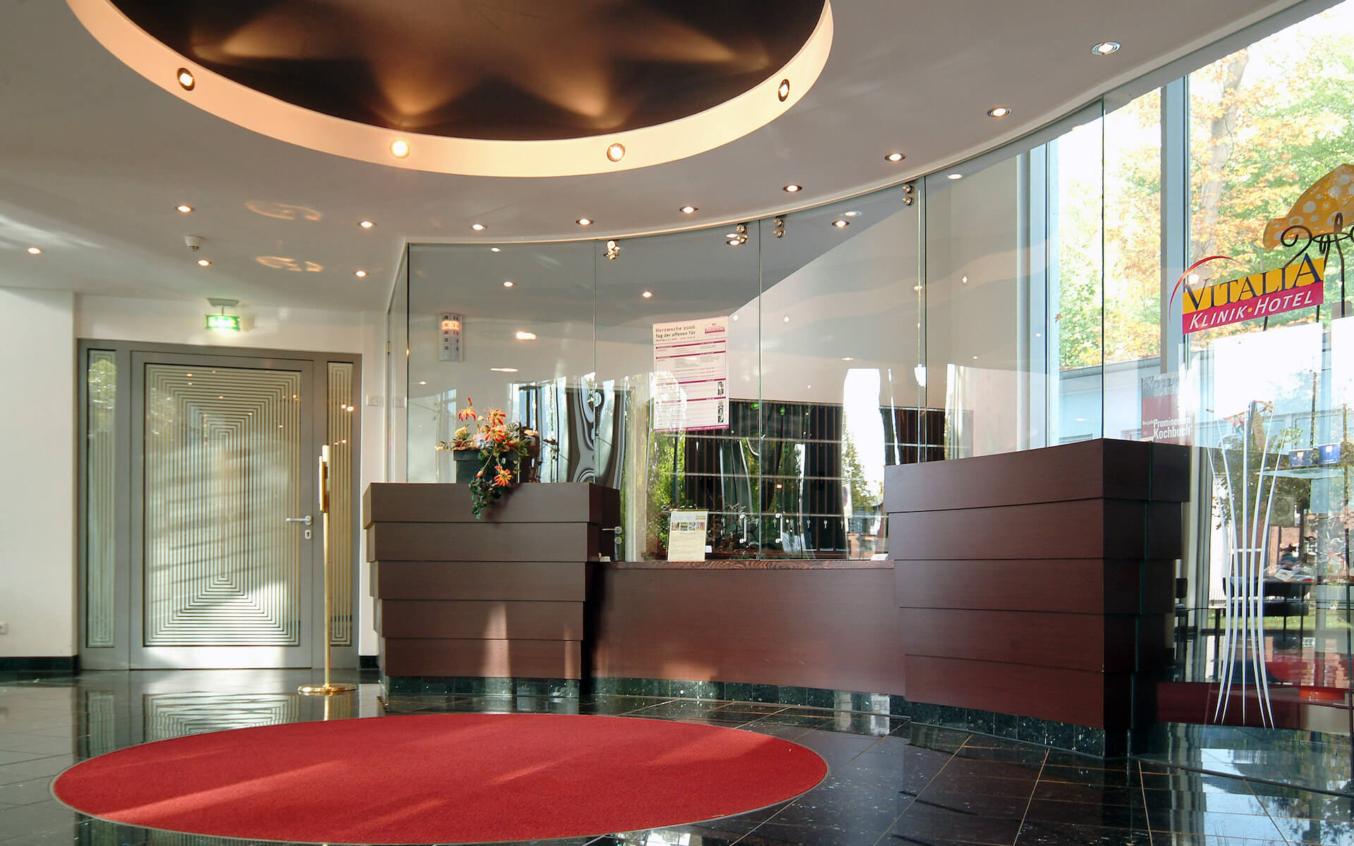 Empfang des Vitalia Klinik Hotels mit Glasschiebetür