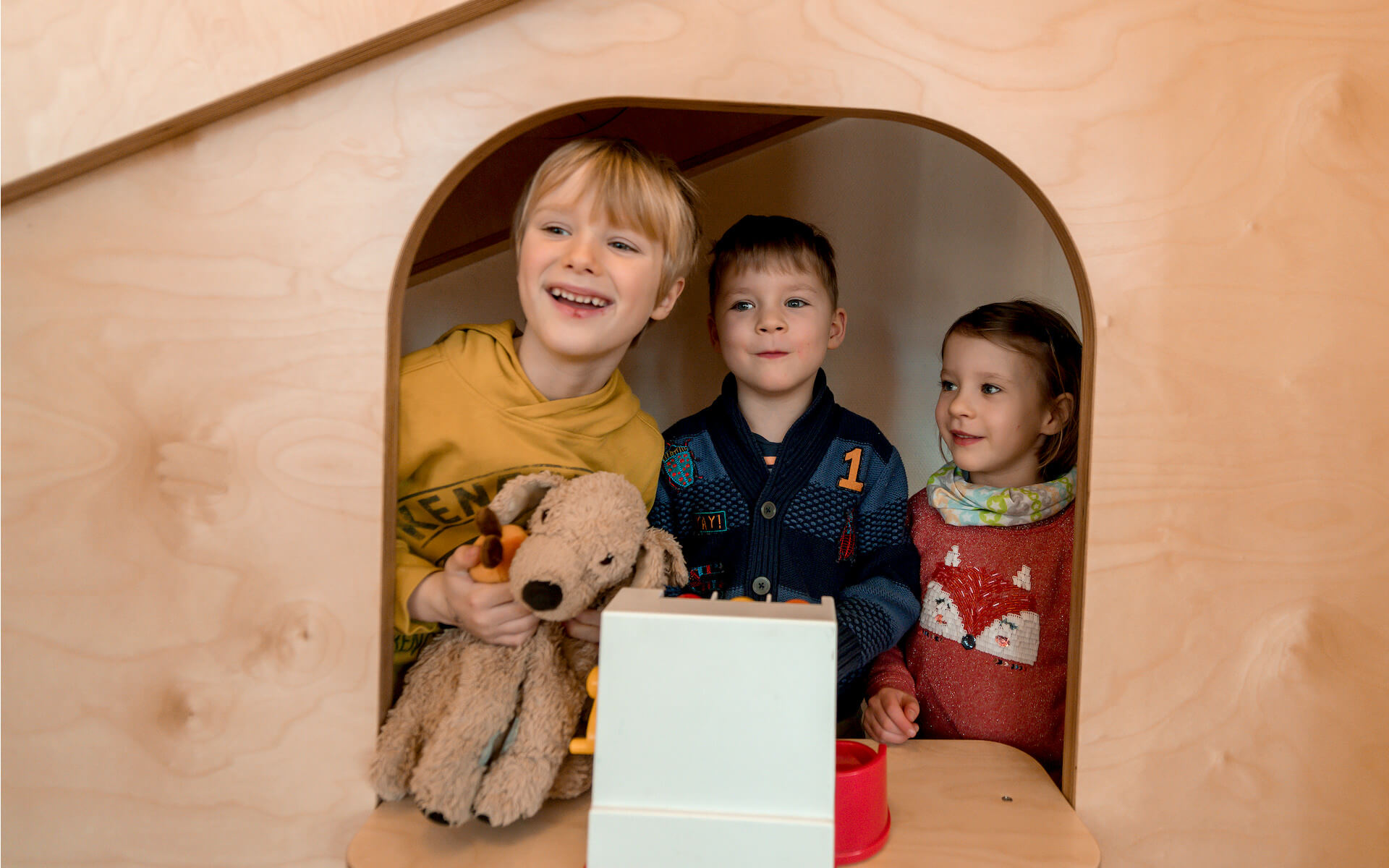 Bewegungspodest aus Holz mit Wellen, Steigungen und Ausschnitten in einer Kita