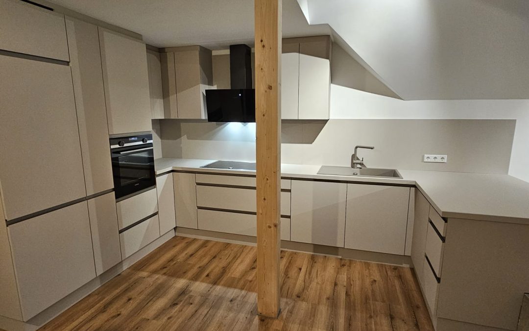 Küche für eine Dachgeschosswohnung in Altenberge