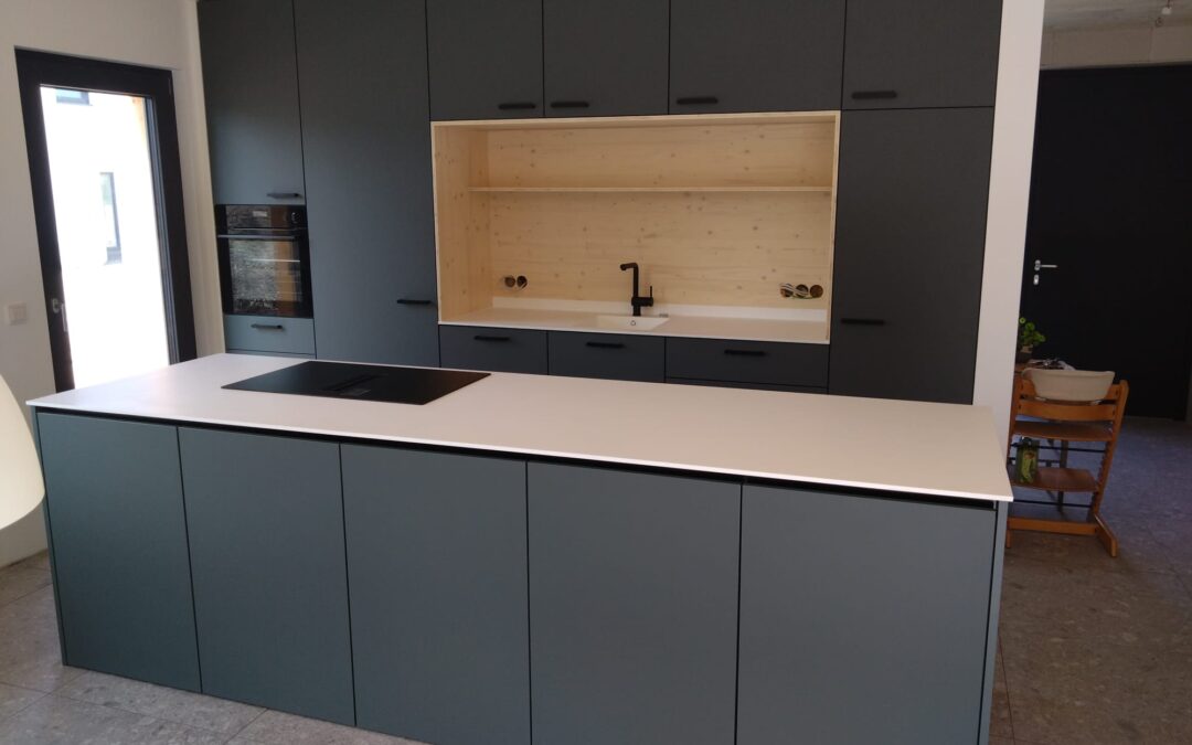 Küche in Senden mit zentralem Regalelement und Corian-Arbeitsplatte