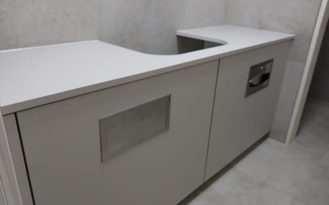 Schrank im Personal-WC mit Papiertuch-Spender und Abwurfklappe